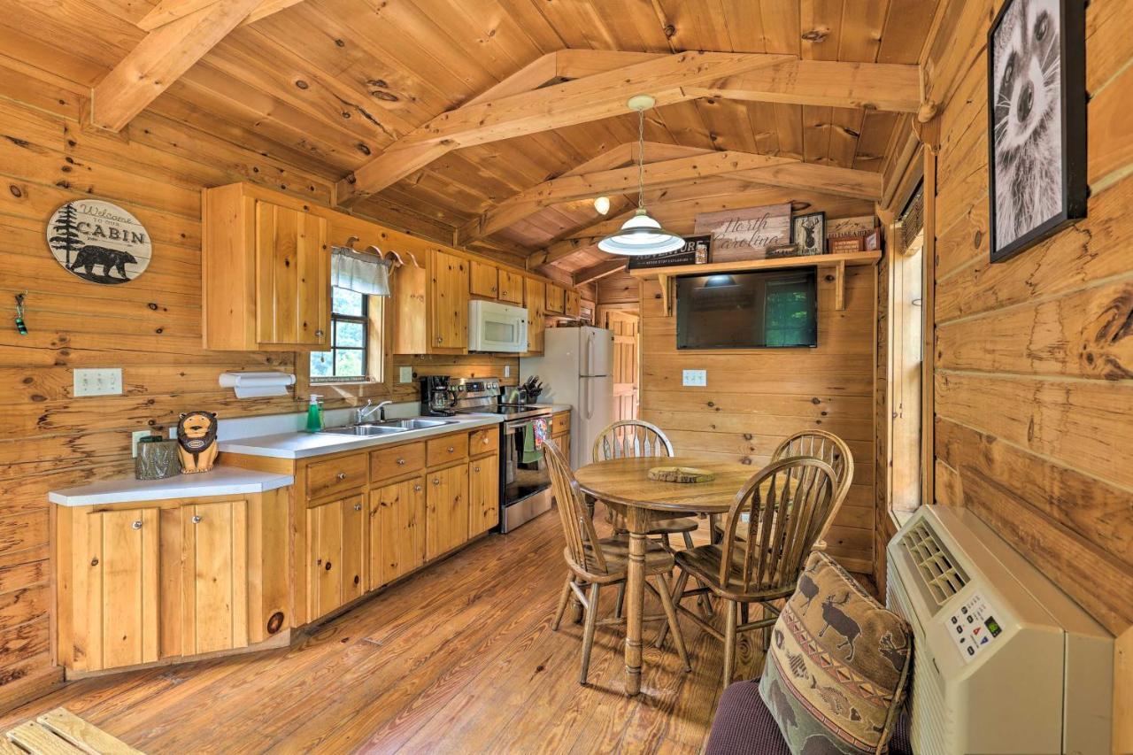 Quaint Log Cabin With Views Near West Jefferson Warrensville Exterior photo